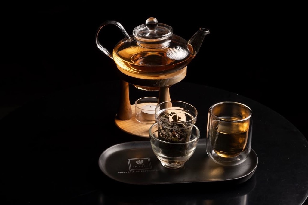 Servicio de té en tetera de cristal con base de madera y vela, vaso de doble pared sobre bandeja Íntimo.